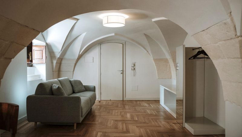 Le suite di Palazzo dei Tolomei - ingresso e divano